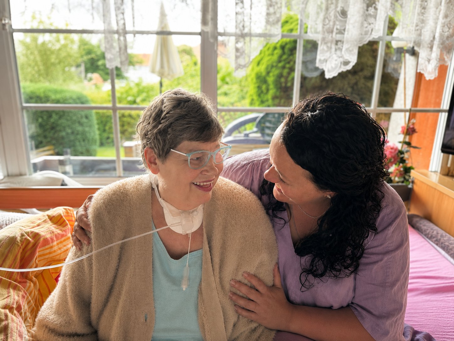 Anne Hühnlein im vertrauten Gespräch mit einer Patientin